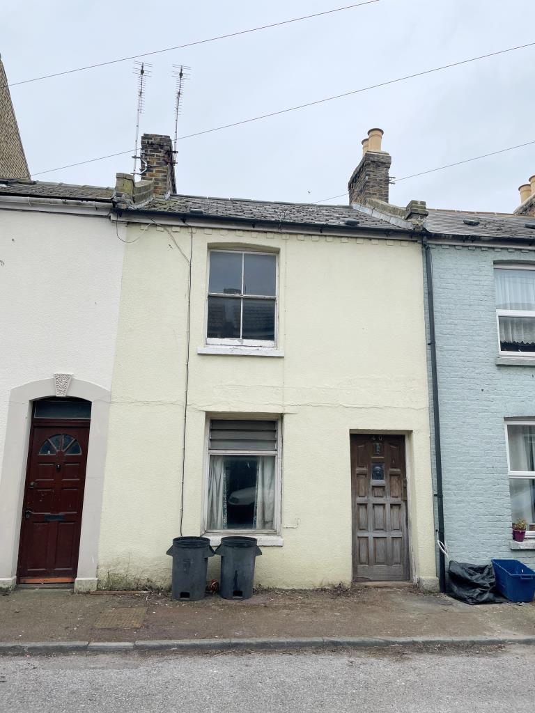Lot: 123 - MID-TERRACE HOUSE IN NEED OF COMPLETE REFURBISHMENT - Mid-terraced house